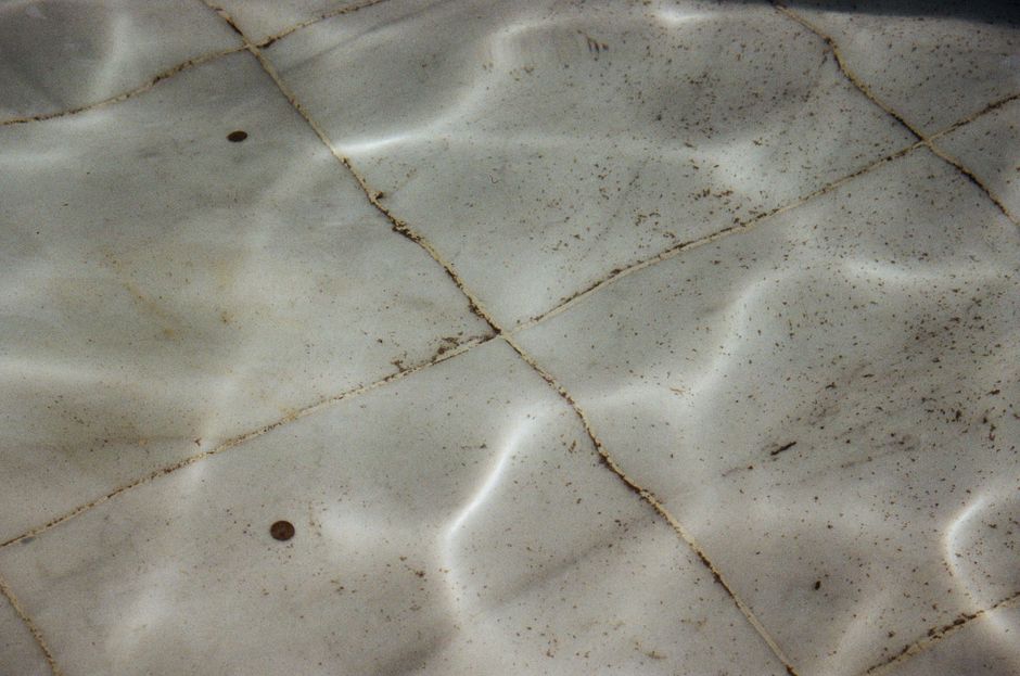Škárovanie dlažby epoxidovou hmotou